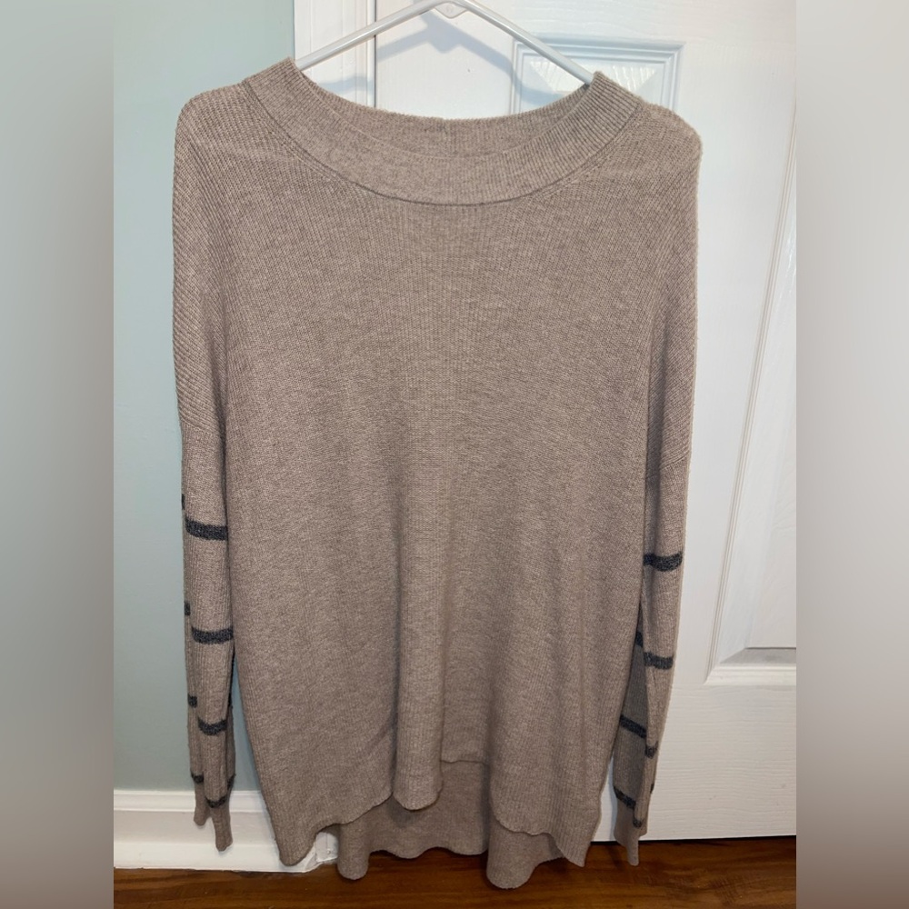 American Eagle Cream/Tan Sweater. Size M. Great shape!